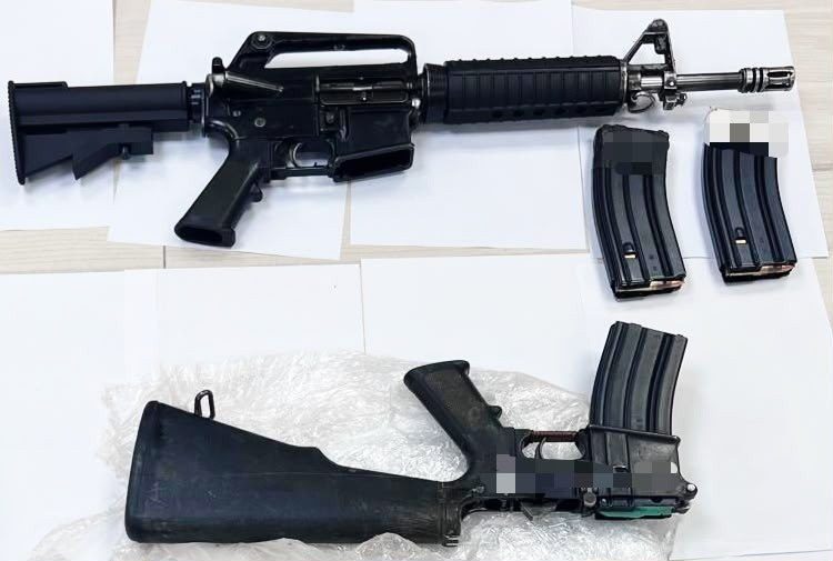 اعتقال شاب في عرابة بعد ضبط بندقيتي M16 ومخازن ذخيرة خلال مداهمة ليلية