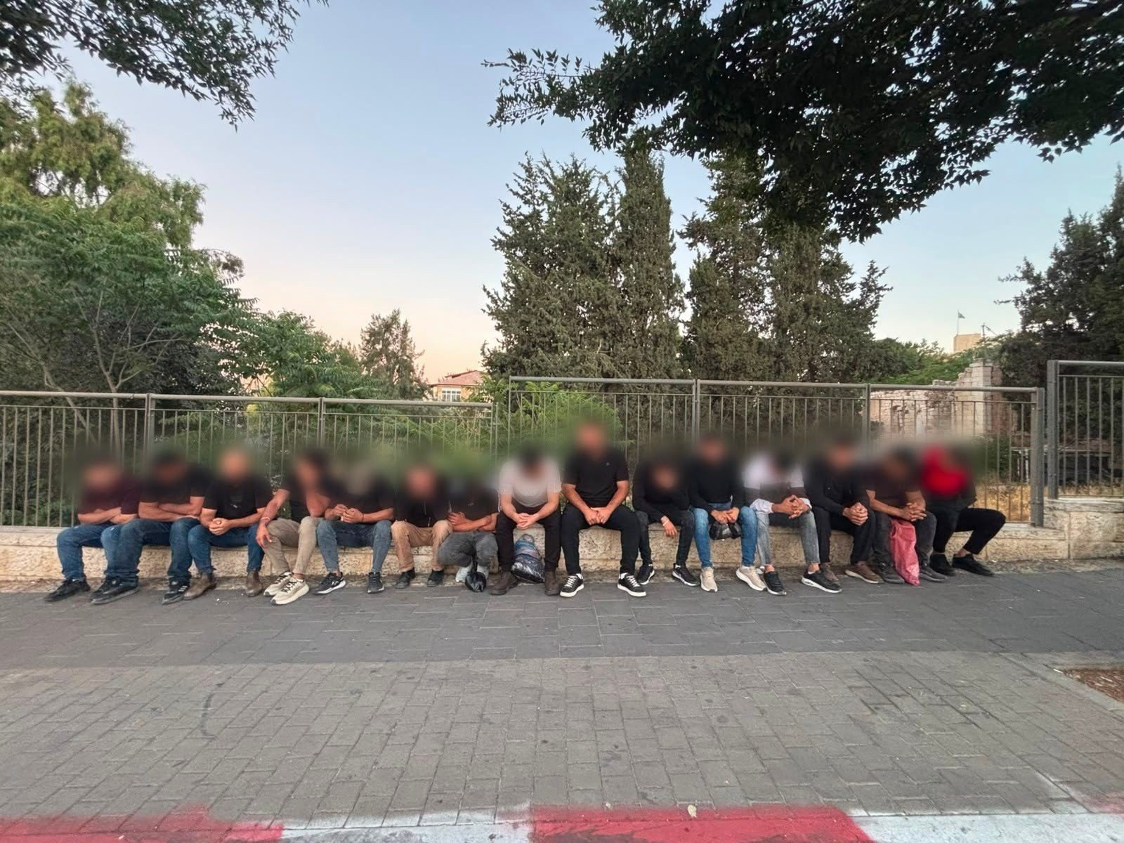 القدس: حرس الحدود يعتقل 15 فلسطينيًا دون تصاريح داخل حافلة