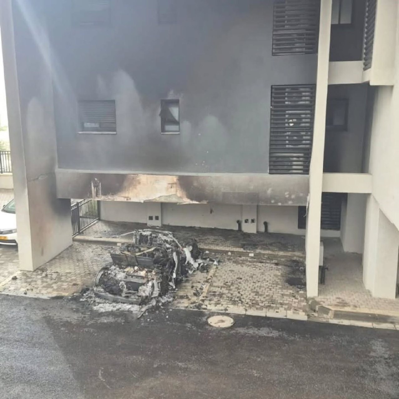 إضرام النار في مركبة شابة عربية تنشط على وسائل التواصل الاجتماعي في الشمال