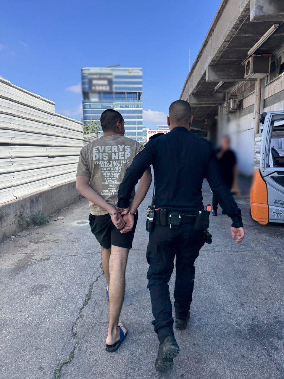 اعتقال شاب من يطا عُثر عليه يعمل وينام داخل مخبز في حولون