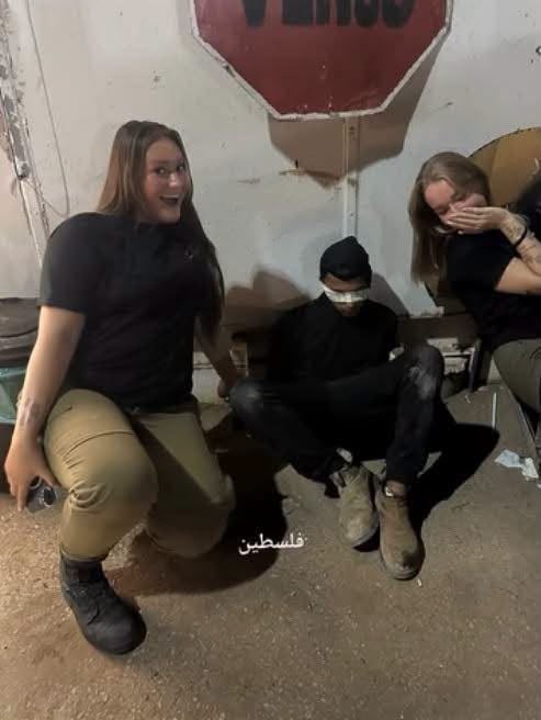 تداول صورة لمجندتين في جيش إسرائيل تتباهيان باعتقال شاب معصوب العينين ومقيّد