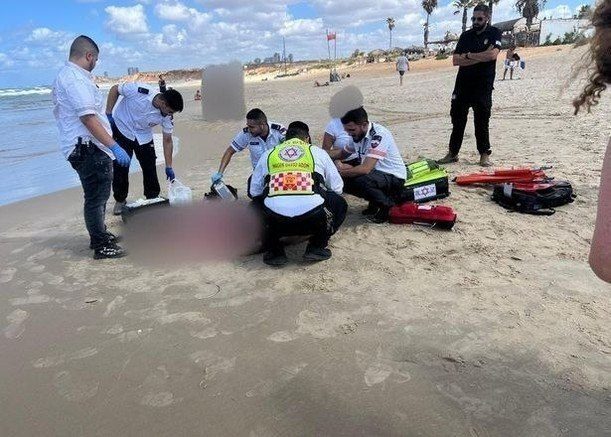 البحر يلفظ جثة شخص على شاطئ دور قرب الفريديس والشرطة تفتح تحقيقًا