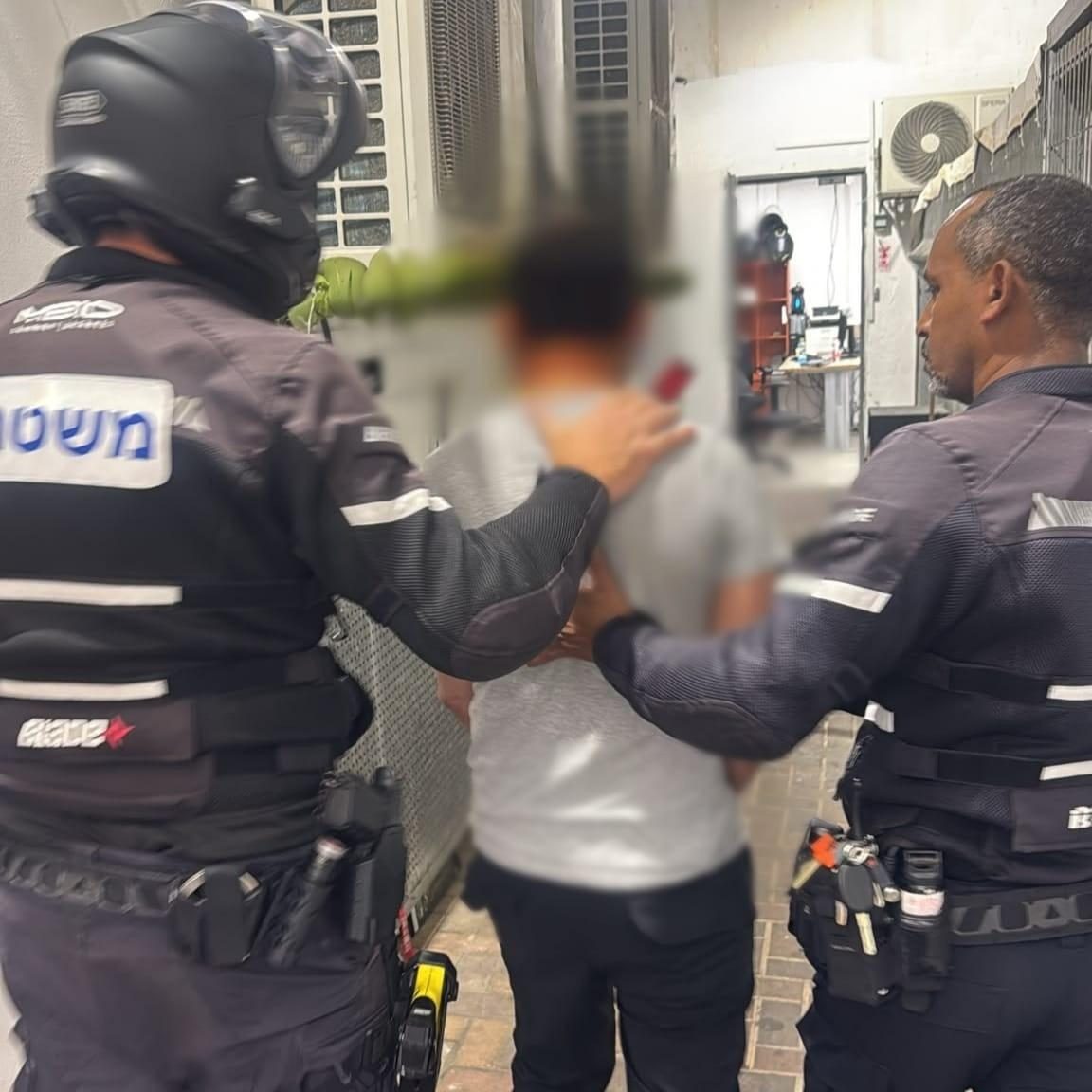 اعتقال رجل من بات يام بشبهة اغتصاب شابة داخل فندق للشقق في المدينة