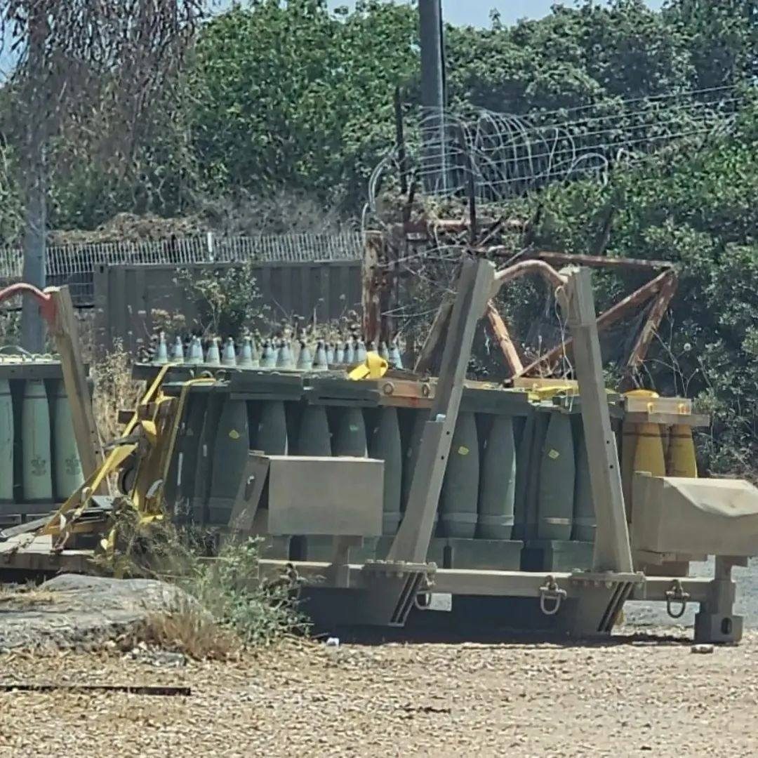 العثور على مئات قذائف المدفعية التابعة للجيش الإسرائيلي في منطقة مفتوحة بالجليل الأعلى