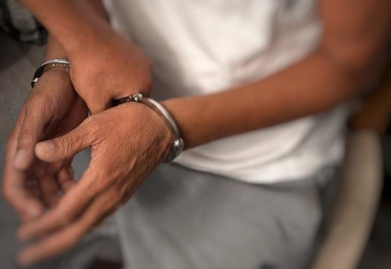 اعتقال رجل من حولون بشبهة التهديد وإلحاق أضرار بالممتلكات بعد العثور على سكاكين وحقائب ظهر عند مداخل فروع تجارية