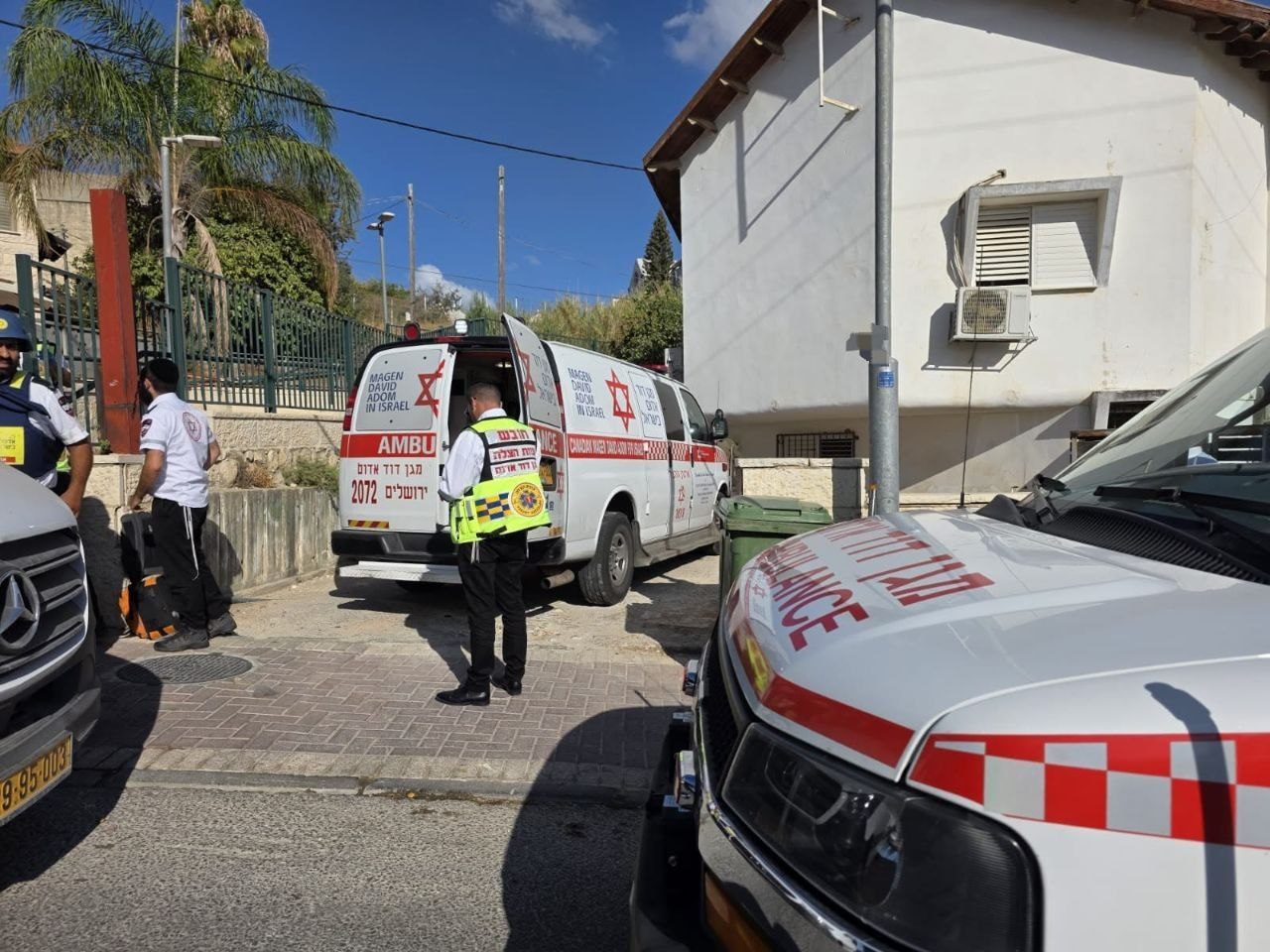 مقتل طفل وإصابة آخر بجراح خطيرة إثر تعرضهما للطعن داخل منزل في بيت شيمش