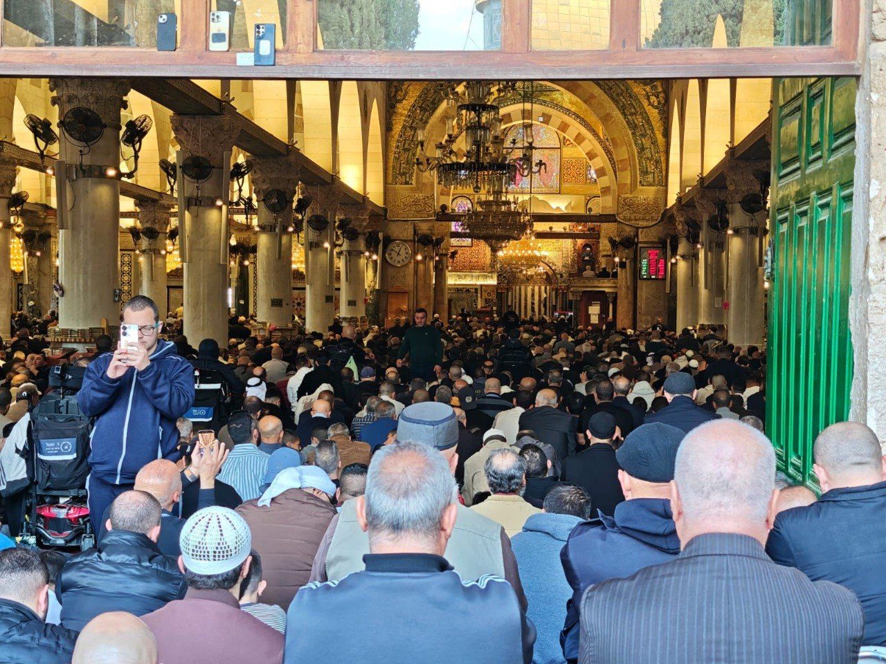 الأوقاف الإسلامية: 100 ألف مصلٍ أدوا صلاة الجمعة في المسجد الأقصى المبارك