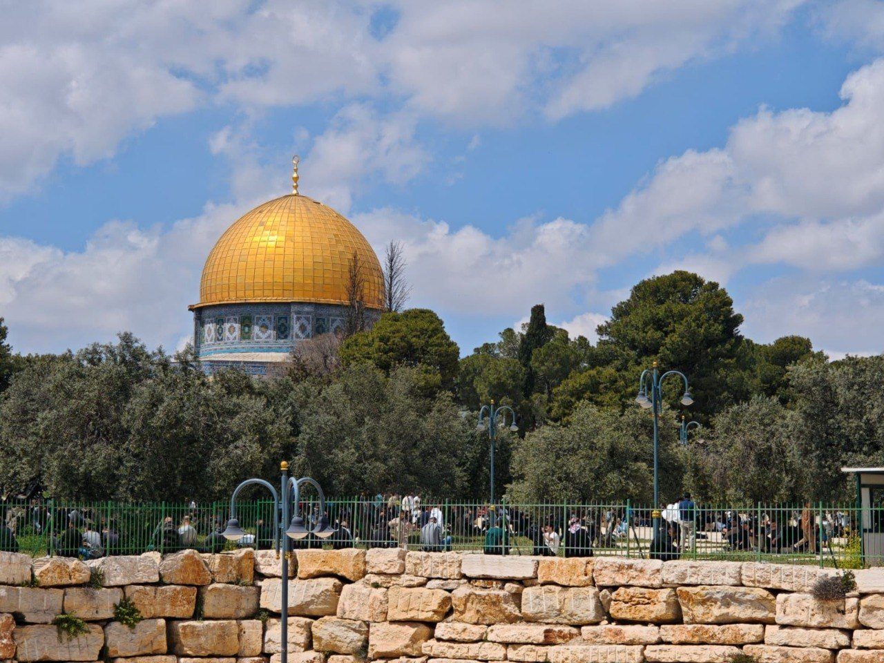 الأوقاف الإسلامية: 100 ألف مصلٍ أدوا صلاة الجمعة في المسجد الأقصى المبارك